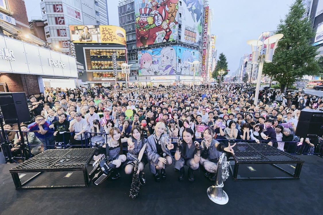 CiONが西武新宿PePe前広場でフリーライブを開催！来年4月にパシフィコ横浜でリベンジ公演決定！