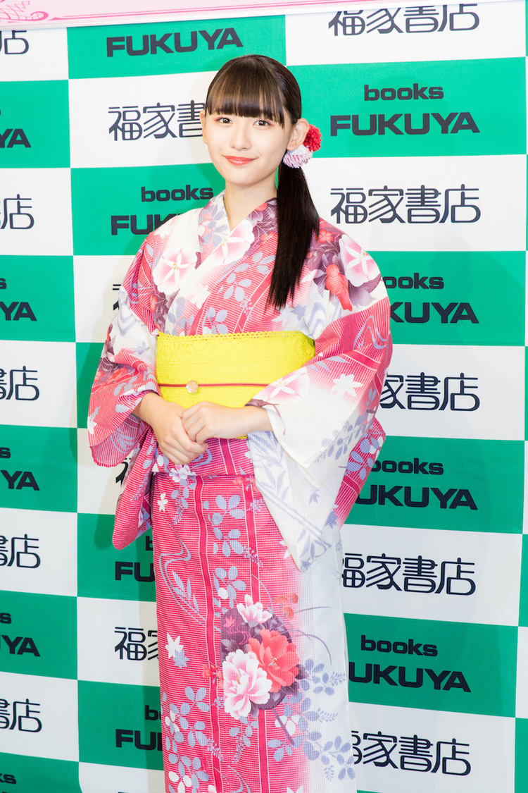 浅川梨奈［イベントレポート］3rd写真集発売記念イベント開催「王道と大人っぽさを兼ね備えています」