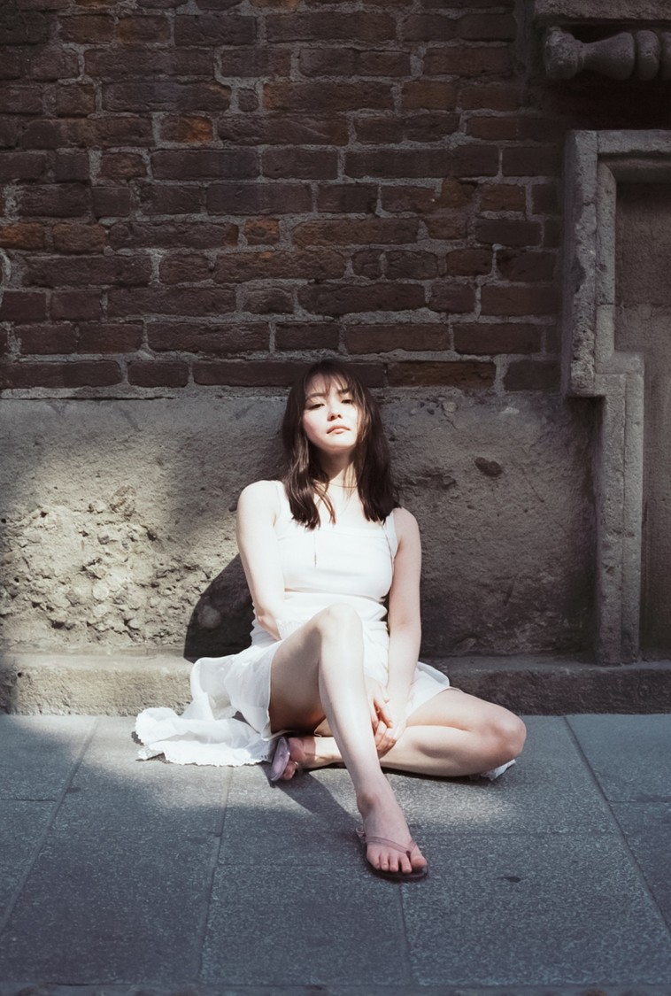山田杏奈、3rd写真集から先行カット第2弾公開！イタリア・ミラノで魅せる素顔