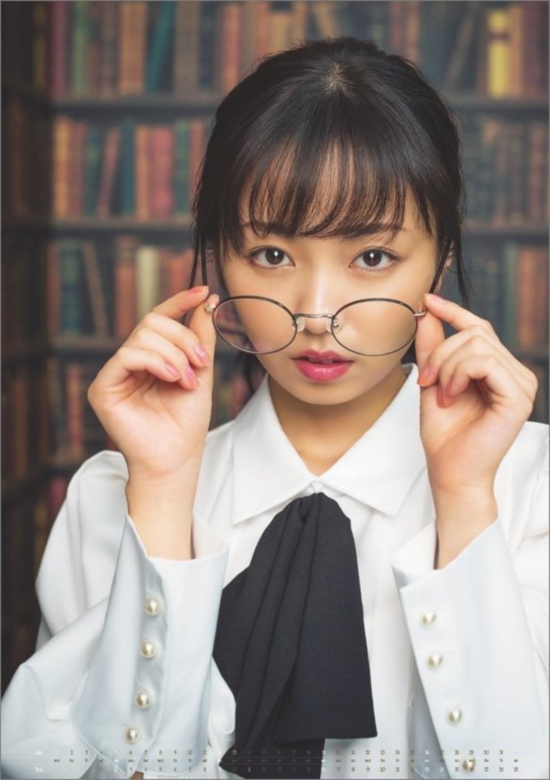 今泉佑唯、ドレス姿やランジェリーカットなどを収録した初のカレンダー発売記念イベント開催決定！