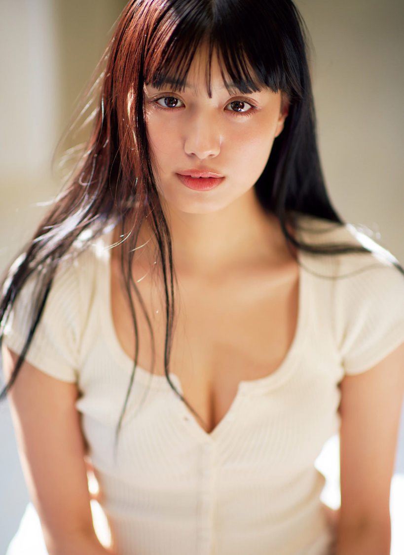 鶴嶋乃愛、抜群の曲線美で魅せる初グラビア!本日発売『FRIDAY』表紙登場