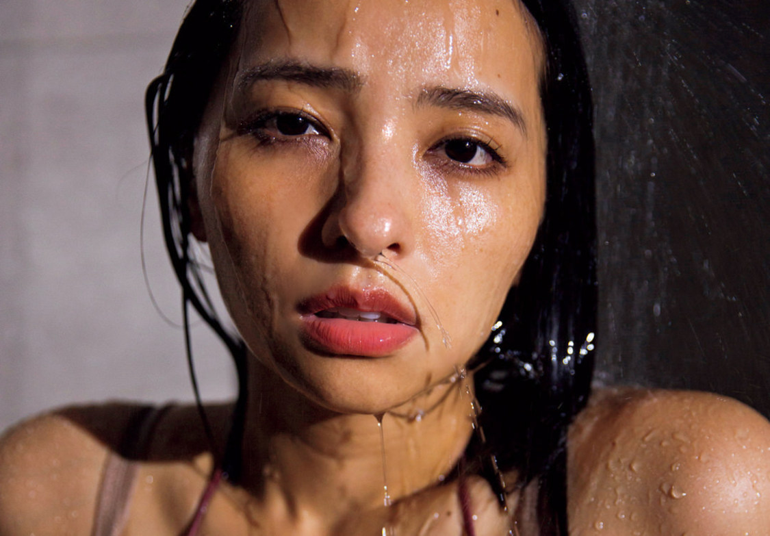 水崎綾女 写真集 Ayame』10年ぶりの写真集が好評で品切れが続出