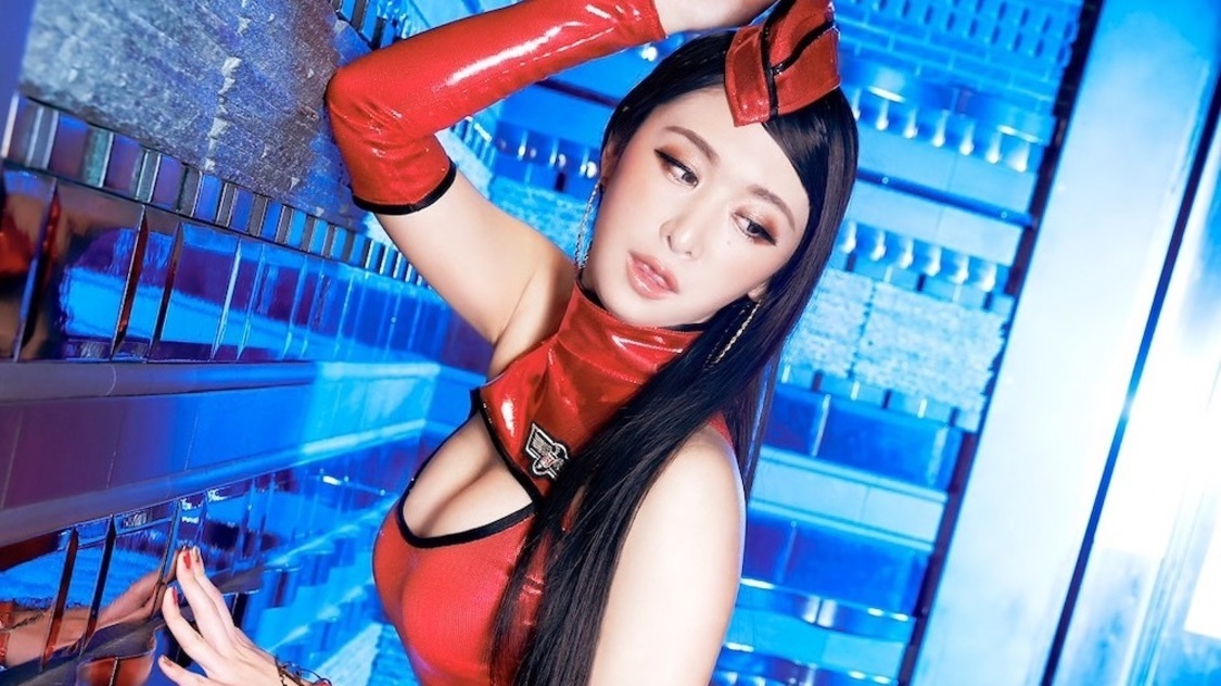 真島なおみ［アザーカット＆インタビュー］美脚が際立つ完全特製のコスチュームを着こなす！ 「自分のことをフィギュアやCGだと思ってノリノリのキメっキメで撮影しました（笑）」『スケールアヴィエーション』登場