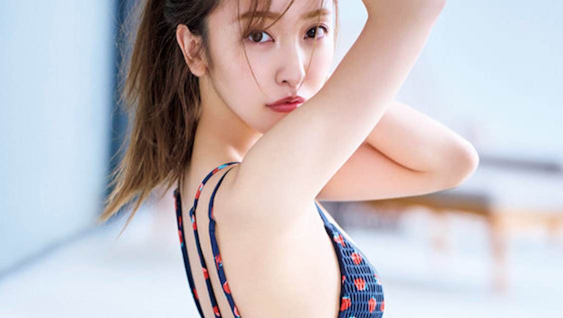 🍭 板野友美、いちご柄ビキニ姿で魅せる磨き上げた美ボディ！ 『ヤング