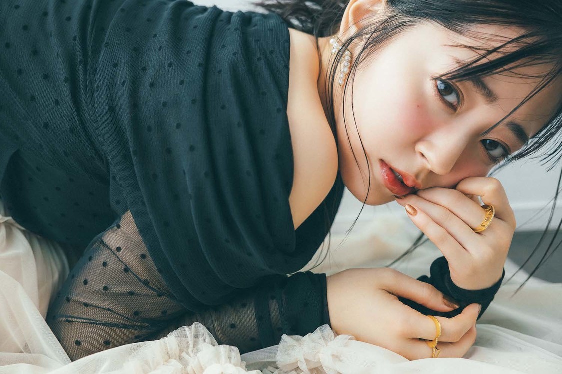 🍭 鈴木愛理、シースルーの肩見せスタイルを披露!『andGIRL』秋号【通常版】表紙登場 - Pop'n'Roll(ポップンロール)